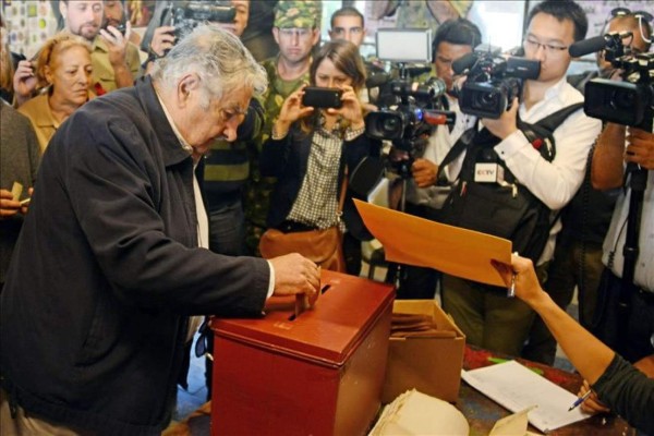 Cierran las mesas de votación; uruguayos están a la espera