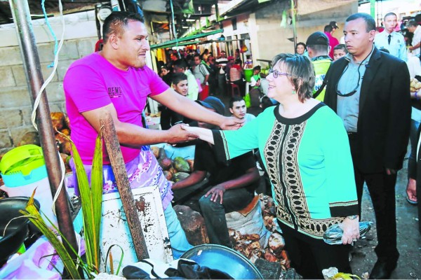 Lisa Kubiske se despide de vendedores y artesanos hondureños