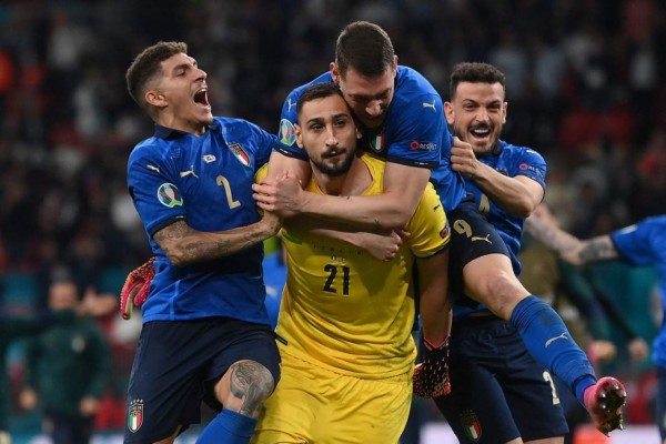 Italy's goalkeeper Gianluigi Donnarumma (C) celebrates with teammates after winning the UEFA EURO 2020 final football match between Italy and England at the Wembley Stadium in London on July 11, 2021. (Photo by Laurence Griffiths / POOL / AFP)