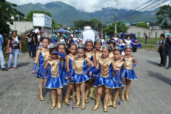 Pequeños sampedranos celebran la Independencia de Honduras