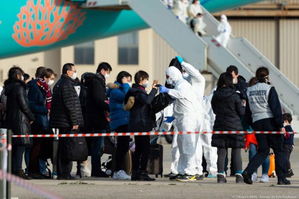 Francia: Varios pasajeros repatriados de China presentan 'síntomas' de coronavirus