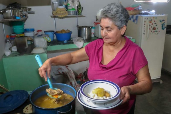 La rica sopa de gallina india es una de sus comidas típicas.