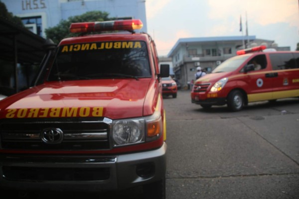 Delicados tres bomberos hondureños quemados en incendio