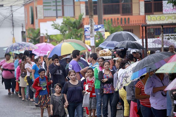 Se forman filas interminables para reclamar el Bono 10 Mil