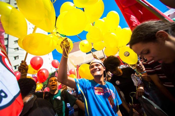Protestan al estilo carnaval contra el Mundial de Brasil