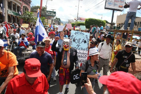 El Frente de Resistencia realiza desfile paralel