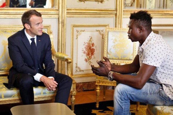 Emmanuel Macron otorga nacionalidad francesa a inmigrante que salvó bebé