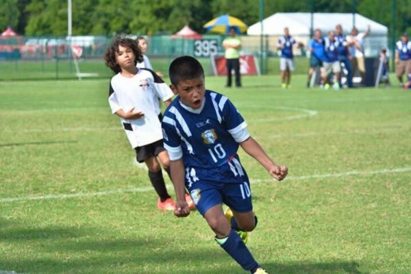 ¡Todo un crack! Niño marca un par de golazos en torneo bilingüe