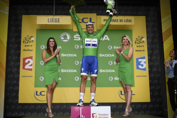 Germany's Marcel Kittel celebrates his green jersey of best sprinter on the podium at the end of the 203,5 km second stage of the 104th edition of the Tour de France cycling race on July 2, 2017 between Dusseldorf, Germany and Liege, Belgium. / AFP PHOTO / Lionel BONAVENTURE