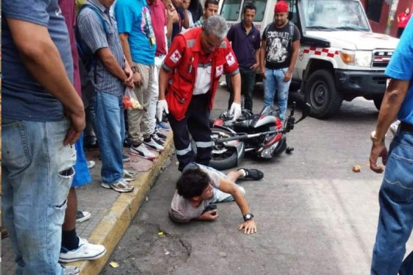 Video: Taxista embiste a asaltante para evitar su huida en Tegucigalpa
