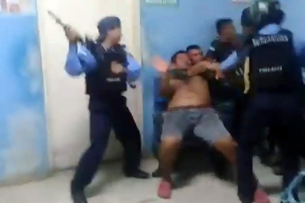 Video: Doctores, policías y familiares se van a los golpes en hospital de Choluteca