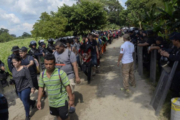 Segunda caravana de migrantes se entrega a autoridades mexicanas