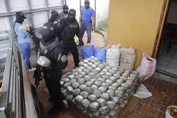 Allanamiento deja detenidos y decomiso de casi 500 paquetes de supuesta droga