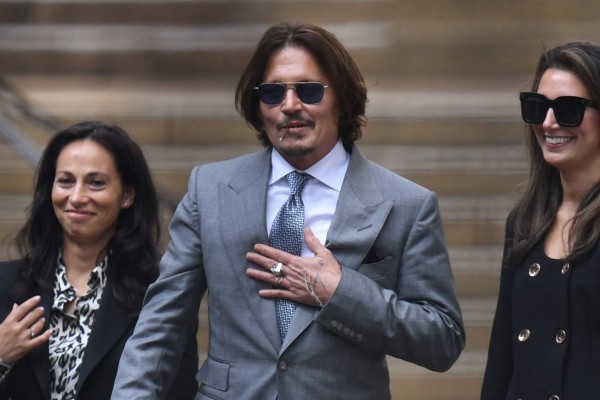 Johnny Depp nunca ha sido violento, según sus exparejas Winona Ryder y Vanessa Paradis