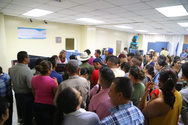 Vuelven a atender citas de pasaporte de emergencia