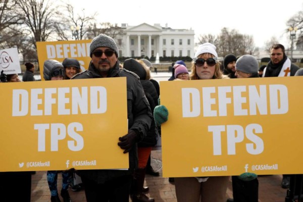 Salvadoreños se aferran a una última renovación del TPS