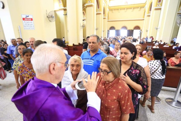 Compartir con los necesitados, piden en la misa de Cuaresma