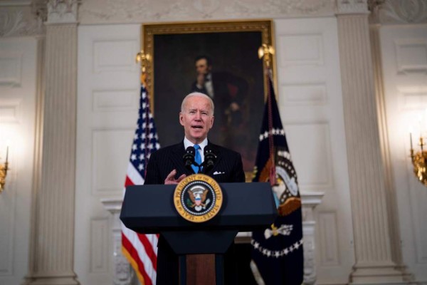 Biden tacha de 'pensamiento neandertal' levantar orden de llevar mascarilla