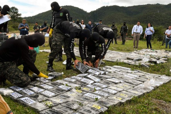 Honduras incinera 1,256 kilos de cocaína decomisados