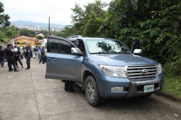 Encuentran cuerpos de dos hombres en una camioneta abandonada