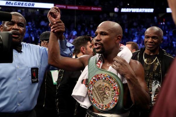 Mayweather gana a McGregor por nocáut técnico