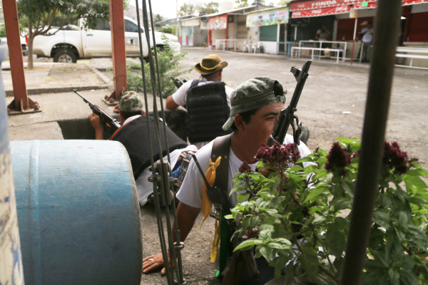 Gobierno mexicano pide a autodefensas desarmarse