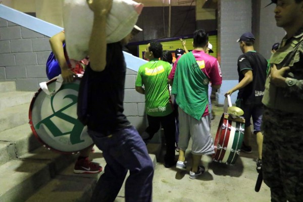 Un aficionado herido deja tiroteo a la barra del Marathón en las afueras del Nacional