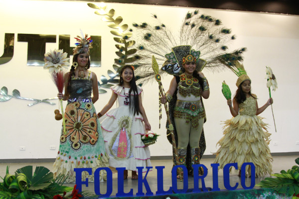 Alumnos de escuelas bilingües se lucen en Festival