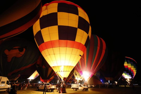 MEX25. LEÓN (MÉXICO), 17/11/2017.- Globos aerostáticos se iluminan en la 'Noche Magica' hoy, viernes 17 de noviembre de 2017, durante las actividades del Festival Internacional del Globo 2017, en la ciudad de León, en el estado de Guanajuato (México). El festival se realiza del 17 al 20 de noviembre en la ciudad de León, destino turístico de este país, que propicia la llegada de unas 500 mil personas para vivir la experiencia de ver la estampa que se forma en los cielos cada mañana y disfrutar del medioambiente. EFE/Ulises Ruiz Basurto
