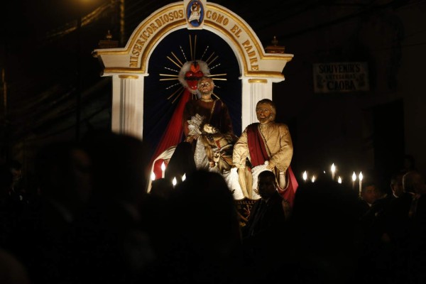 Fervor en procesión del Santo Entierro