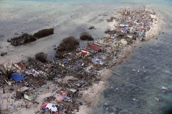Filipinas: Miles buscan agua en medio de los cadáveres y el desastre