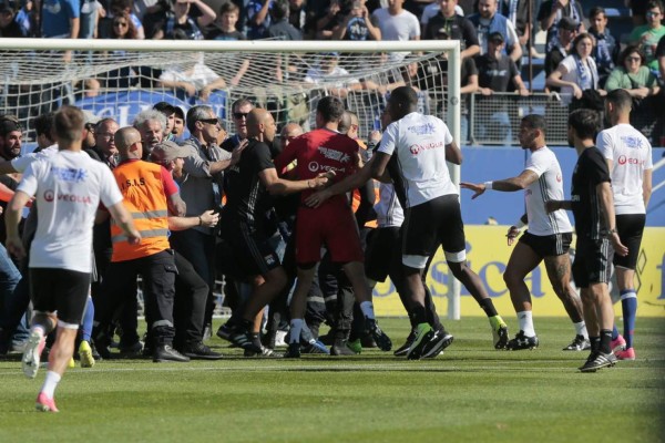 Aficionados del Bastia invaden el campo y agreden a jugadores del Lyon