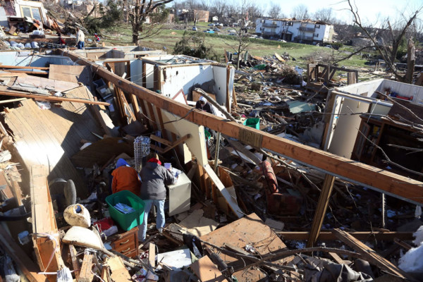 Miles de afectados por el paso de potentes tornados en EUA