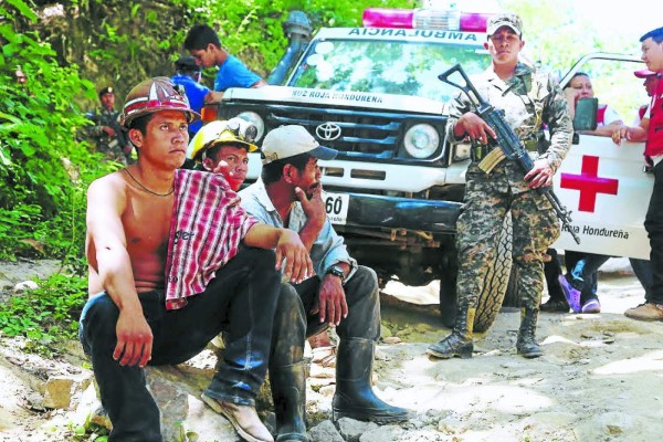 'Es duro dejar a mis hermanos en esa mina”: pariente de obrero soterrado