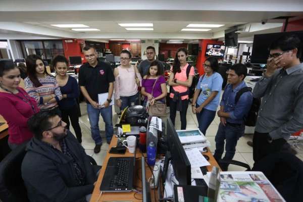 Universitarios visitan LA PRENSA