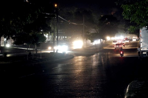 Déficit de 32,000 lámparas tiene en oscuras a la ciudad
