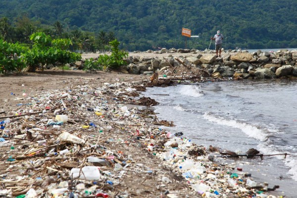 Reparan barda para detener los desechos de Guatemala