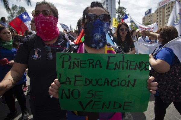 Maestros y estudiantes protagonizan jornada de manifestaciones en Chile