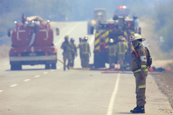 Fuego y pocos recursos, los dos frentes de lucha de los bomberos chilenos