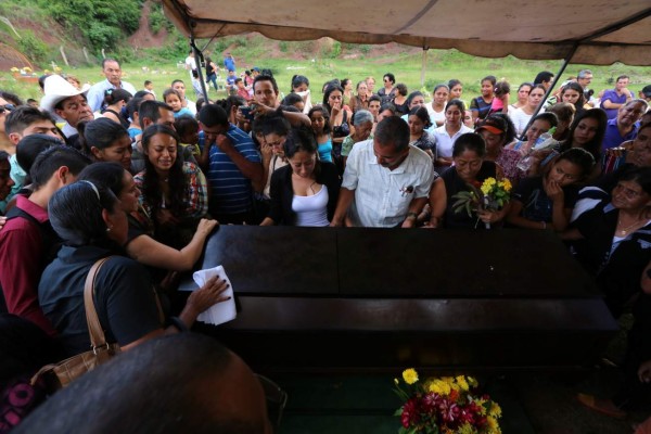 Sepultan a los 4 amigos que volcaron en Tegucigalpa