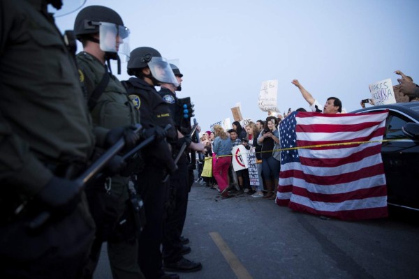 Caos en primer acto de campaña de Trump en California