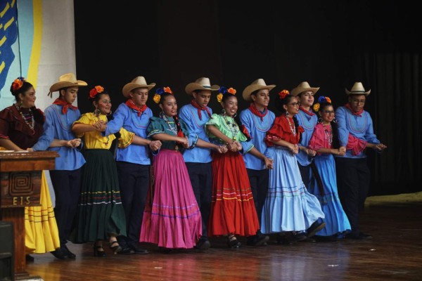 Primer encuentro de danza folklórica EIS