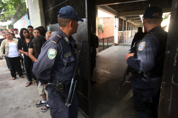Policía detiene a 40 durante los comicios de Honduras