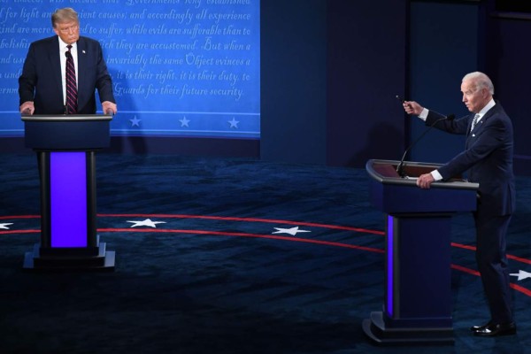 El presidente Donald Trump y el candidato presidencial demócrata Joe Biden discuten en el último debate presidencial en la Universidad de Belmont, el jueves 22 de octubre de 2020, en Nashville, Tennessee. (Chip Somodevilla/Pool vía AP)