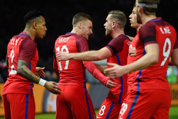 Inglaterra remonta en amistoso a Alemania en Berlín