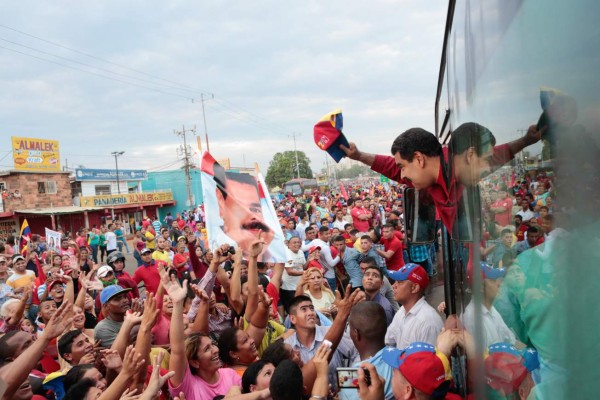 Maduro cierra hoy campaña del chavismo expuesto a la derrota