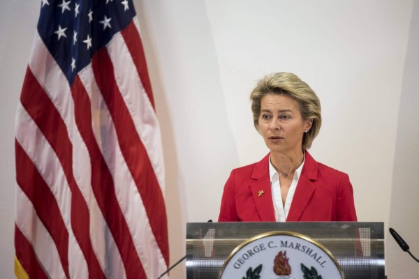 AE10 GARMISCH PARTENKIRCHEN (ALEMANIA) 28/06/2017.- La ministra de Defensa alemana, Ursula von der Leyen, da un discurso durante una ceremonia por el 70 aniversario del Plan Marshall en Centro Europeo para Estudios de Seguridad George C. Marshall en Garmisch Partenkirchen (Alemania), hoy 28 de junio de 2017. EFE/Christian Bruna