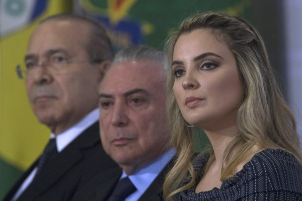 Primera dama de Brasil se lanza a lago para salvar a su perro