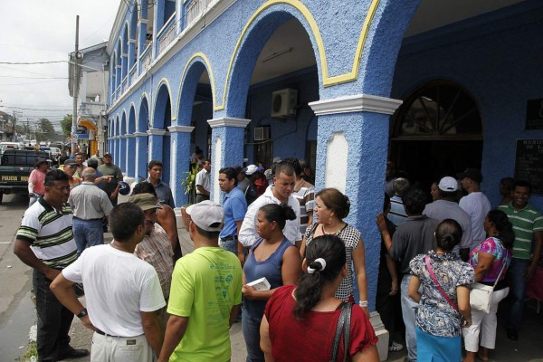 Dan carta de despido a 600 trabajadores municipales de La Ceiba