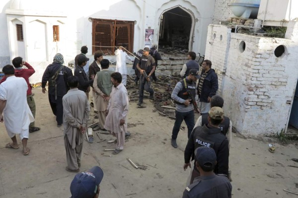 Al menos 50 muertos en atentado contra santuario sufí de Pakistán